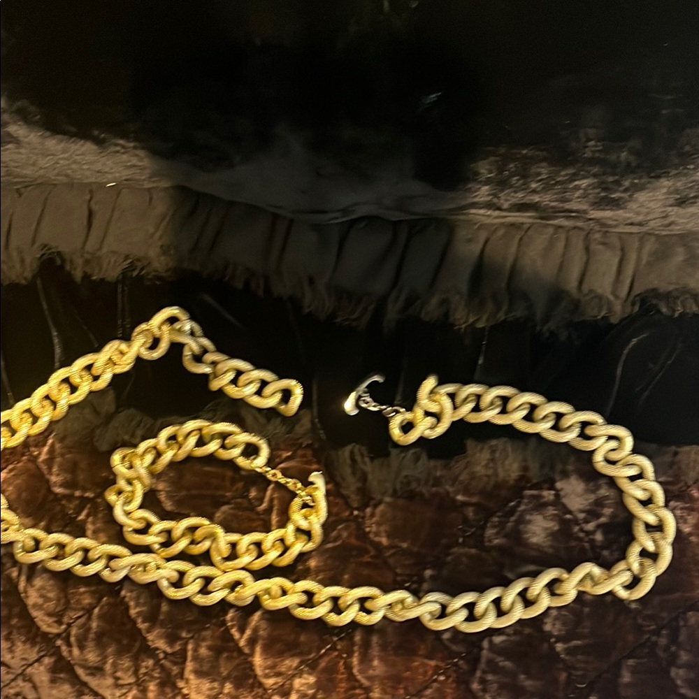 Like new Avon? Necklace and bracelet set.